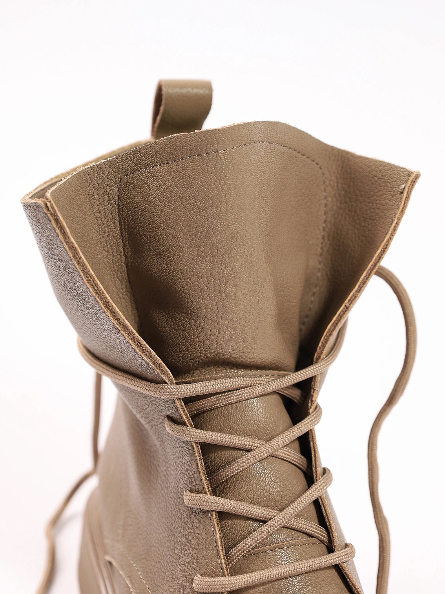 Ботинки-дерби бежевого цвета из натуральной кожи